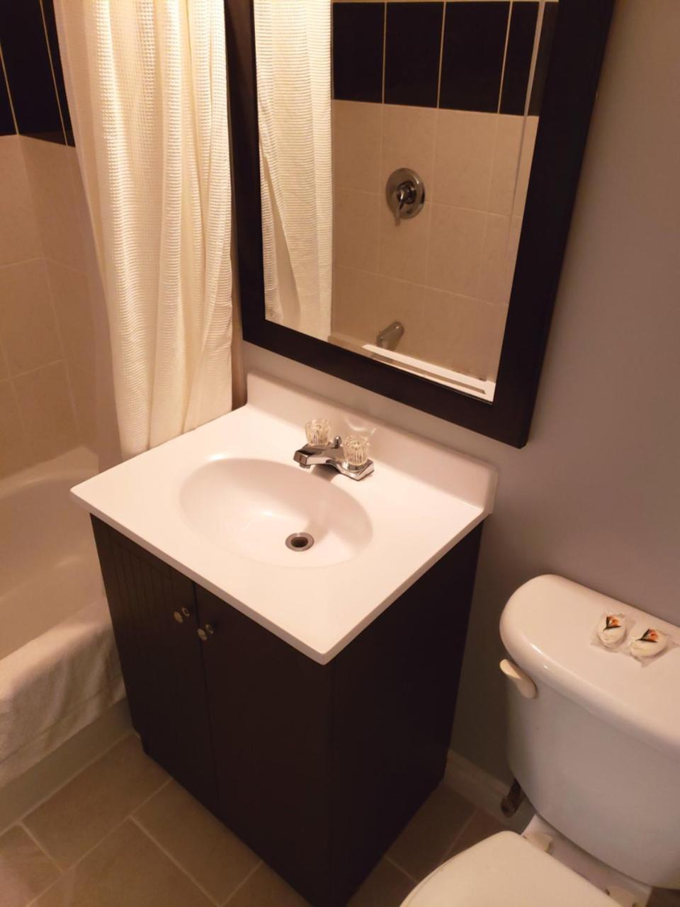 Regency Inn & Suites كورنوال المظهر الخارجي الصورة