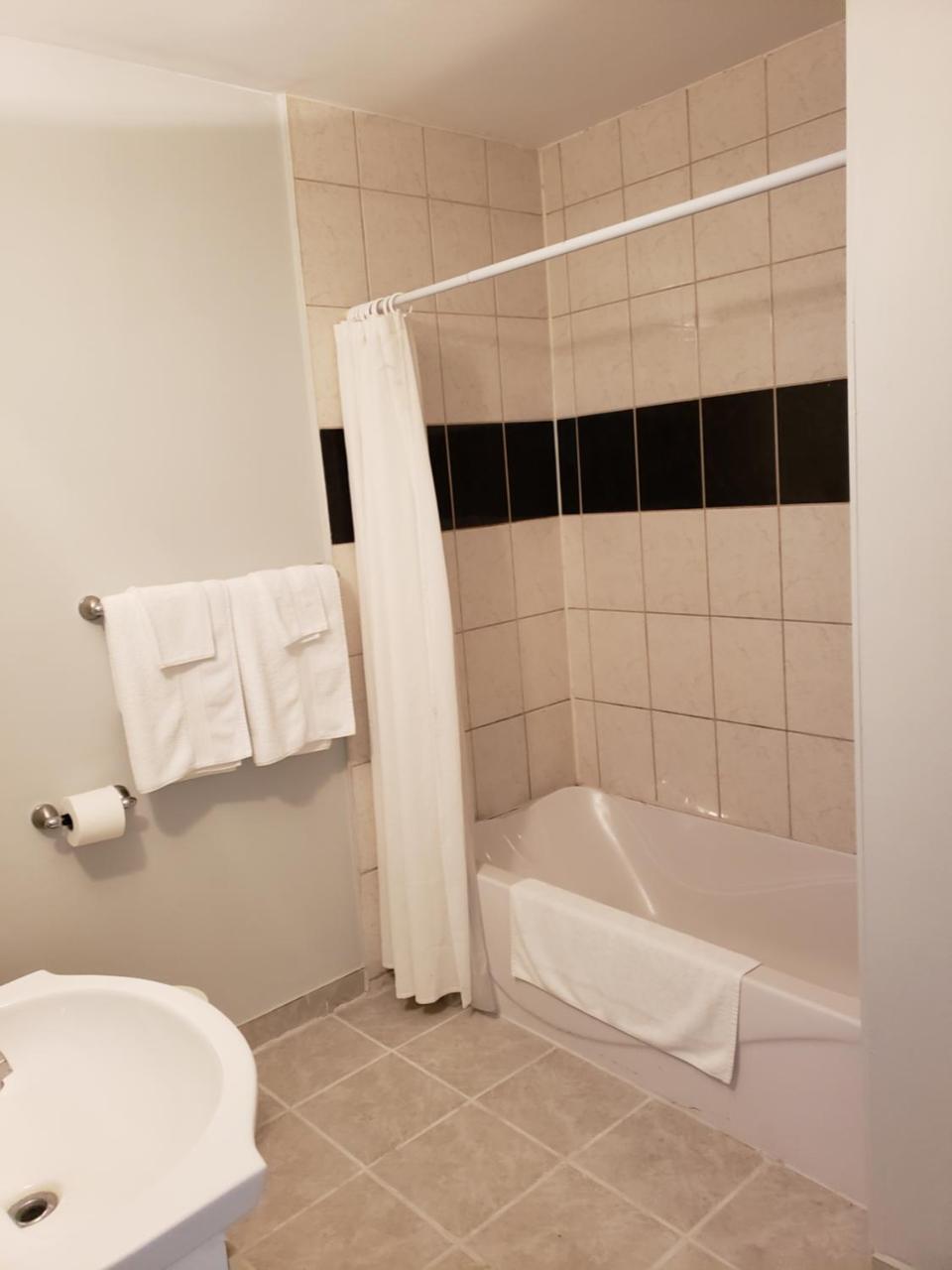 Regency Inn & Suites كورنوال المظهر الخارجي الصورة
